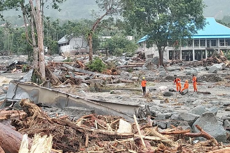 Suasana di Kampung Kemiri, Kelurahan Dobonsolo, Distrik Sentani, Kabupaten Jayapura, Papua, pada 20 Maret 2019 yang terdampak bencana banjir bandang pada 16 Maret 2019