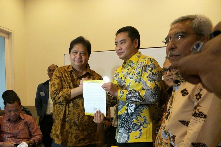 Ketua DPD Partai Golkar DKI Jakarta Fayakhun Andriadi menyerahkan surat dukungan kepada calon Ketum Golkar Airlangga Hartarto