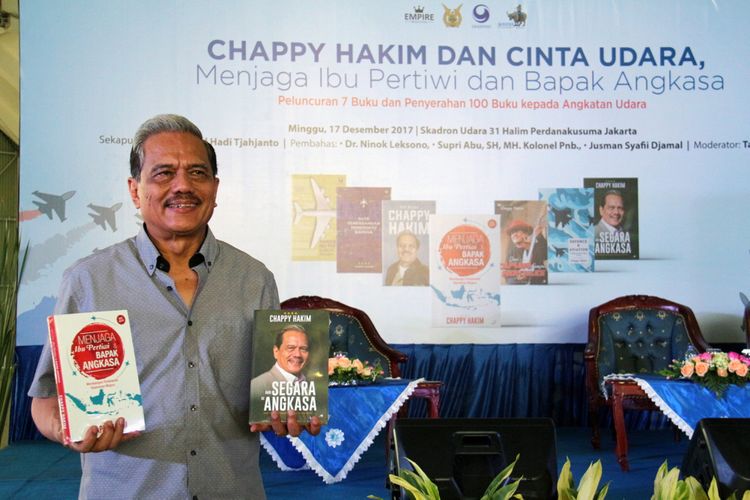 Marsekal TNI (Purn) Chappy Hakim saat peluncuran buku dan penyerahan 100 buku kepada Angkatan Udara di Skadron Udara 31 Halim Perdanakusuma, Jakarta, Minggu (17/12/2017), bertepatan dengan ulangtahunnya ke-70. Chappy sudah menerbitkan 32 buku.