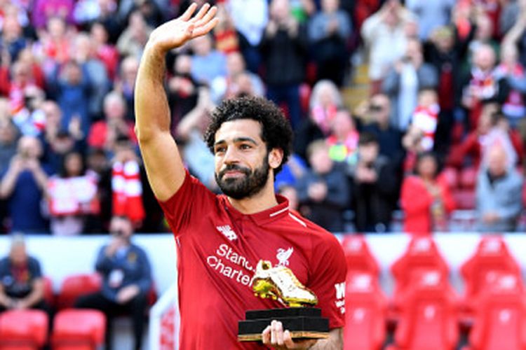 Mohamed Salah menerima penghargaan sebagai pencetak gol terbanyak Liga Inggris musim ini, Minggu (12/5/2019)