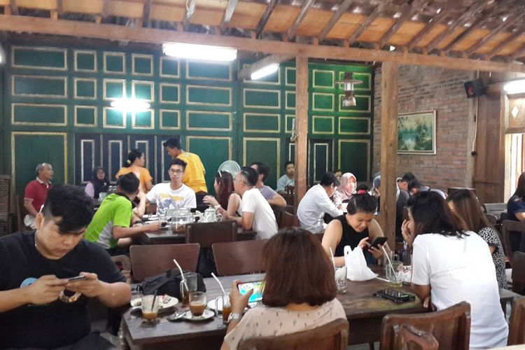  Warung Kopi Klotok biasa dipadati pengunjung pada saat jam makan siang. Para pecinta kuliner bisa mencicipi aneka makanan khas Jawa di rumah makan yang berada di Kabupaten Sleman, Yogyakarta.A