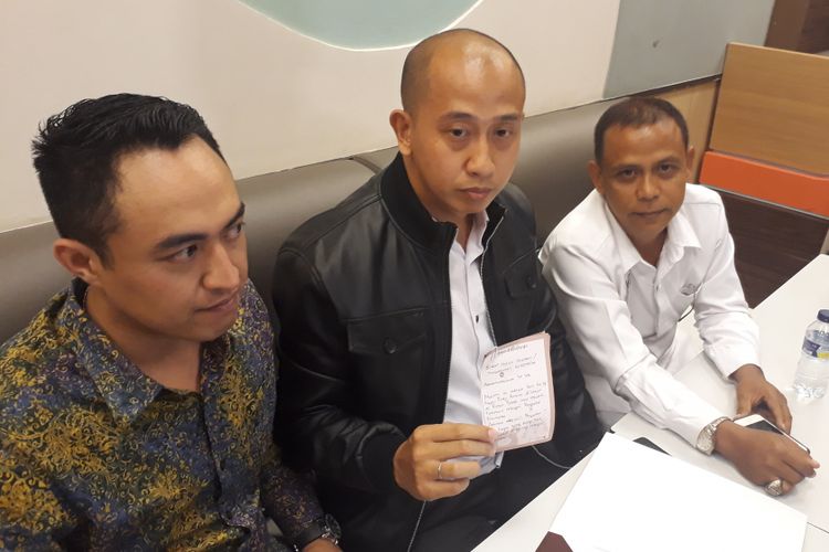 Tim kuasa hukum Pretty Asmara, yakni Handito Ajie Nugroho, Chris Samsiwu, dan Afriandy Putra dijumpai di Blok M Square, Jakarta Selatan, Selasa (22/8/2017).
