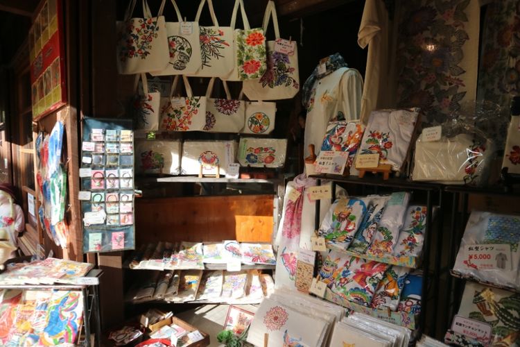 Salah satu stan kebudayaan di Okinawa World, Naha, Okinawa Jepang, memamerkan kesenian bin-gata, yang bisa dibeli wisatawan, Sabtu (29/6/2018). Bin-gata ialah salah satu kerajinan khas dari Okinawa, seperti membatik di Indonesia, yang juga menggunakan lilin untuk motifnya.