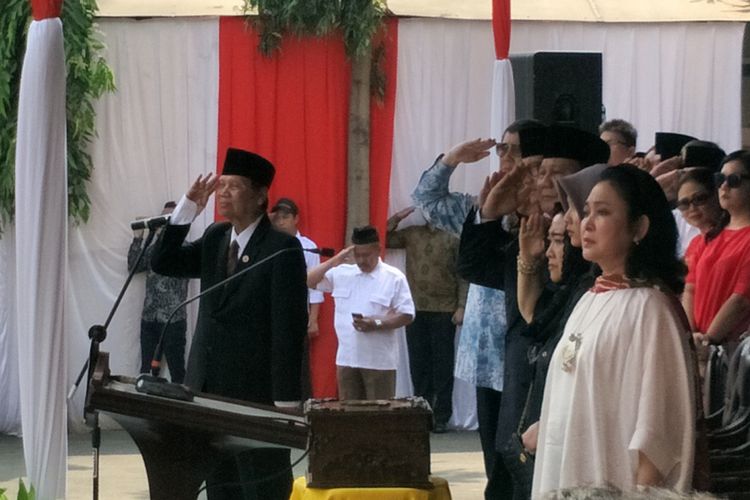 Bakal calon presiden sekaligus Ketua Umum Partai Gerindra Prabowo Subianto mengikuti upacara Peringatan Hari Kemerdekaan 17 Agustus 2018 di Kampus Universitas Bung Karno (UBK), Jakarta Pusat, Jumat (17/8/2018).