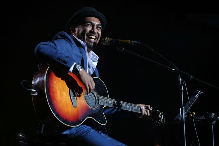 Penyanyi Glenn Fredly tampil dalam konser Harmonia Titik Balik yang digelar di Balai Sarbini, Plaza Semanggi, Jakarta Pusat, Kamis (14/2/2019).