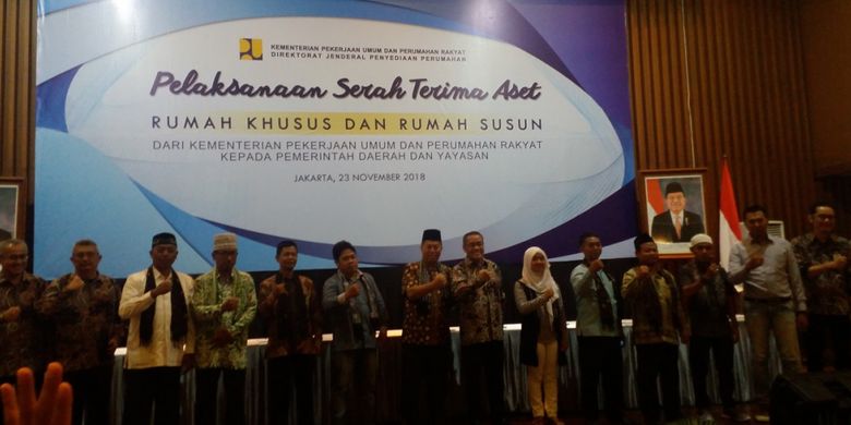 Acara serah terima aset rumah khusus dan rumah susun di Auditorium Kementerian PUPR, Jakarta, Jumat (23/11/2018).