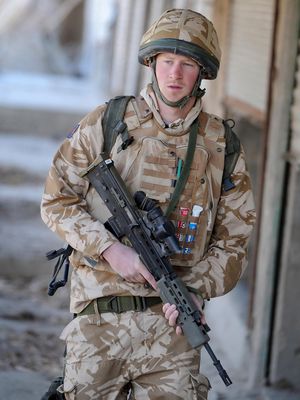 Dalam foto yang diambil 2 Januari 2008 Pangeran Harry ikut dalam patroli di Garmisir dekat FOB Delhi (forward operating base), di propinsi Helmand , Afghanistan / AFP PHOTO / POOL / John Stillwell