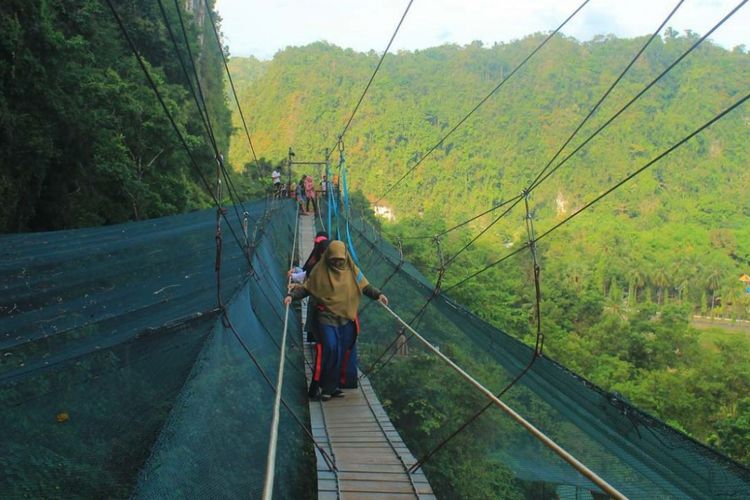 Wisatawan berfoto di Helena Sky Bridge, Bantimurung, Sulawesi Selatan.