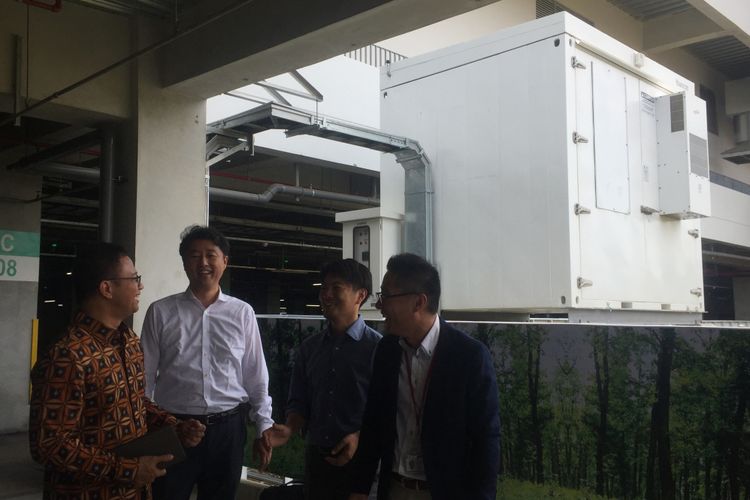 Asisten Deputi Kerja Sama Ekonomi Multilateral dan Pembiayaan Kementerian Koordinator Bidang Perekonomian, Rizal Edwin Manansang (kiri) berbincang dengan Manager AEON Mall Co. Ltd. Shim Hyungshik (kanan) di depan battery storage yang digunakan untuk menyimpan energi yang dihasilkan panel surya yang terpasang di atap AEON Mall Jakarta Garden City, Jumat (29/9/2017).