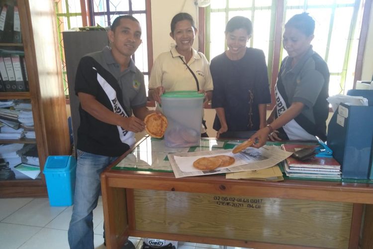 Para staf Bappeda Manggarai Barat, Flores, NTT sedang merasakan Kukih Serabe khas Manggarai Barat. Kuliner Kukih Serabe merupakan kuliner khas kaum perempuan di Manggarai Barat,. Foto diambil September 2018.