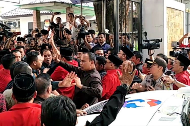 Kericuhan di gerbang masuk Kantor KPU, Jakarta, Selasa (17/7/2018). 