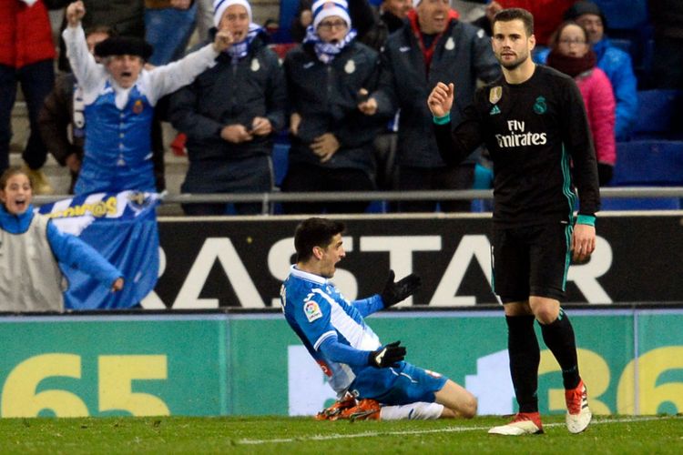 Ekspresi berbeda ditunjukkan Nacho Fernandez dan Gerard Moreno setelah Real Madrid kebobolan oleh Espanyol di Stadion RCDE, Selasa (27/2/2018)/