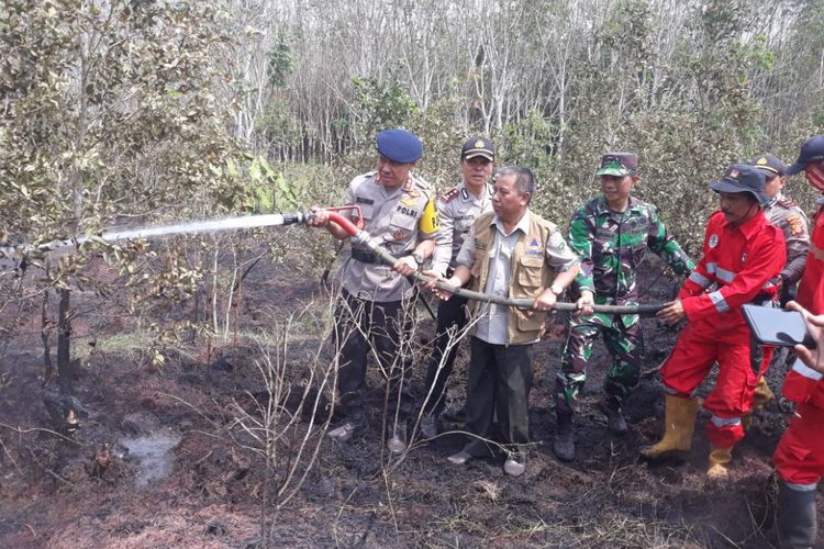 Kapolda Sumsel Irjen Pol Zulkarnain Adinegara langsung turun tangan memadamkan lokasi kebakaran lahan di Kabupaten Ogan Komering Ilir (OKI).