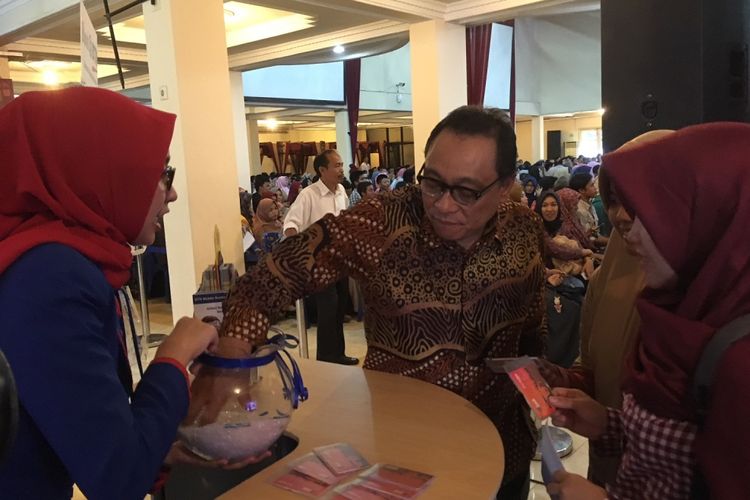 Direktur Utama PT Bank Tabungan Negara (Persero) Tbk, Maryono, dan sejumlah mahasiswi Universitas Sriwijaya menjajal layanan konter BTN di lokasi pelatihan literasi properti di kampus tersebut di Palembang, Sumatera Selatan, Senin (30/10/2017).
