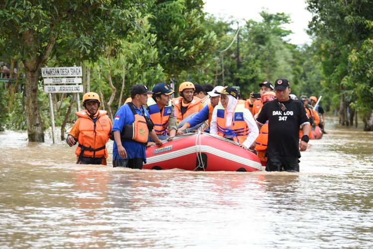 Gubernur Jawa Timur Khofifah Indar Parawansa meninjau lokasi banjir di Kecamatan Balerejo, Kabupaten Madiun, Kamis (7/3/2019).