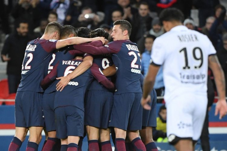 Para pemain Paris Saint-Germain merayakan gol yang dicetak ke gawang Dijon dalam laga Liga Prancis di Stadion Parc des Princes, Paris, pada Rabu (17/12018).