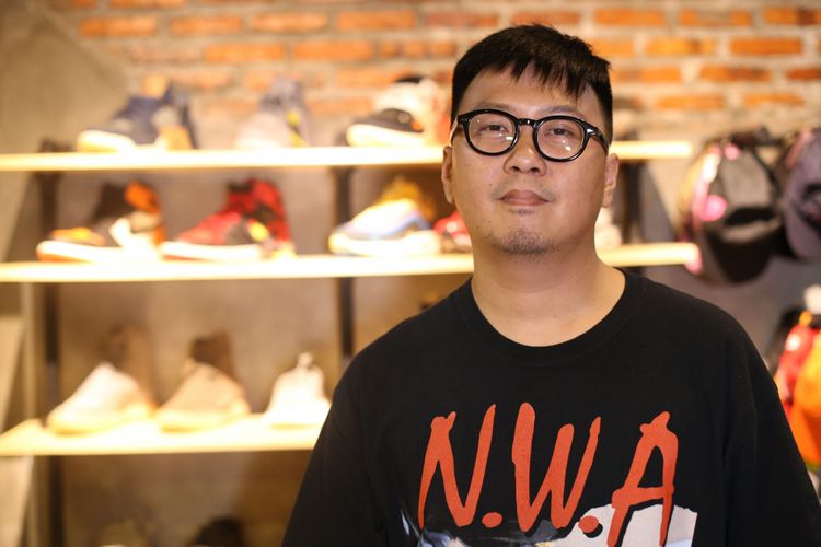 Owner Badass Monkey Isser berpose di Toko Badass Monkey, Jakarta Selatan, Senin (25/6/2018). Badass Monkey merupakan gerai yang menjual barang-barang streetwear premium, mulai dari Nike, Adidas, Vans, Anti Social Social Club, BAPE, Supreme dan lain-lain.

