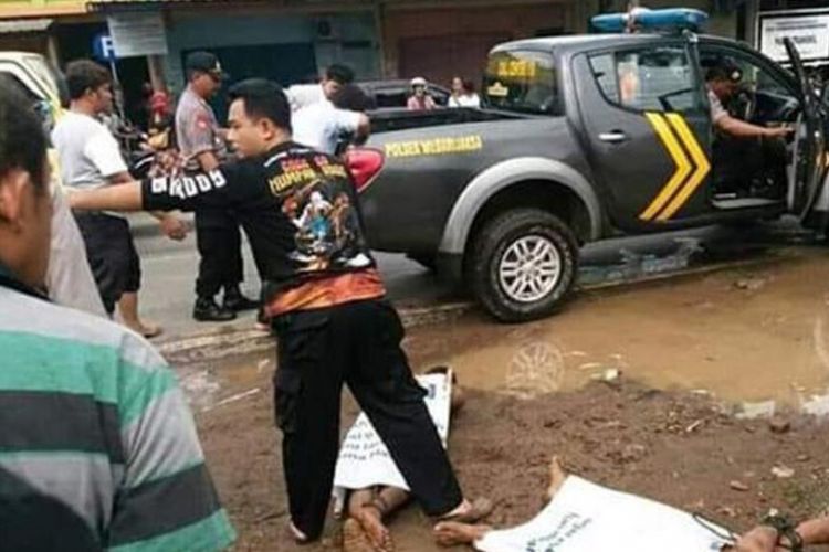Polisi mengeluarkan dua orang lelaki yang dipergoki tengah berpelukan dalam kondisi telanjang bulat di jok tengah mobil Suzuki Ertiga bernopol B 2254 KFB yang terpakir di depan pasar Trangkil, Kabupaten Pati, ‎Kamis (20/12/2018) siang.‎
