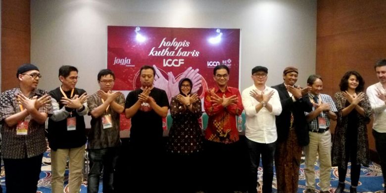 Wakil Bupati Sleman Sri Muslimatun, Deputi Infrastruktur BEKRAF Hari Sungkari (batik merah lengan panjang) dan Ketua Umum Indonesia Creative Cities Network (ICCN) Fiki Satari (mengenakan baju putih) saat berfoto bersama usai jumpa pers, Rabu (17/10/2018). 