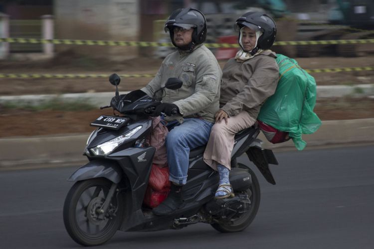 Pemudik motor mulai padati jalur Kalimalang menuju Bekasi, Kamis (22/6/2017)