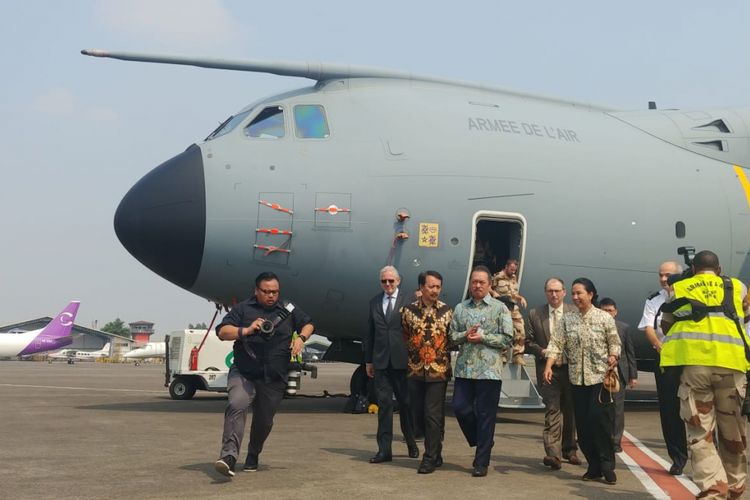 Menteri BUMN, Rini Soemarno (kanan berbaju batik), setelah mengunjungi pesawat Airbus A400M milik AU Perancis di bandara Halim Perdanakusuma, Jakarta, Senin (21/8/2018).