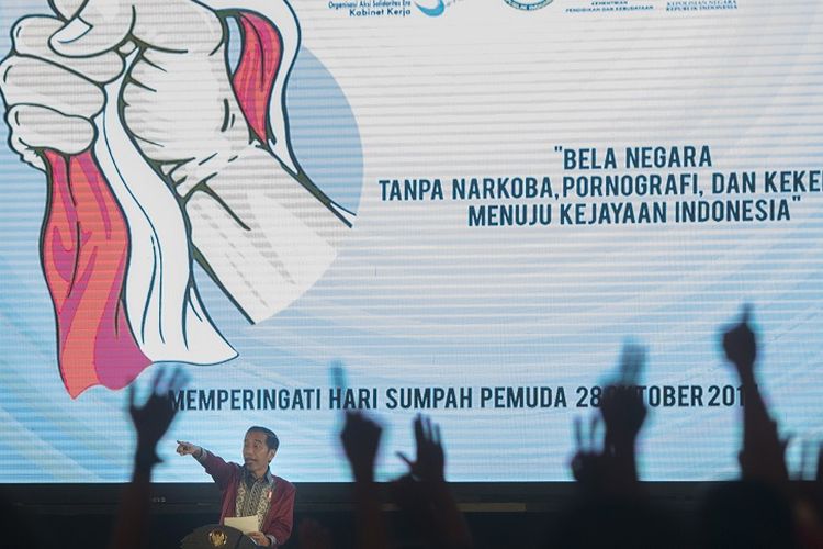 Presiden Joko Widodo memberi penyuluhan mengenai bahaya narkoba, tontonan pornografi, dan kekerasan kepada pelajar untuk pelajar se-DKI Jakarta di JI Expo, Kemayoran, Jakarta, Rabu (11/10). Sebanyak 2.200 siswa SD, SMP, dan SMA mengikuti acara yang diselenggarakan dalam rangka memperingati hari Sumpah Pemuda tersebut. 