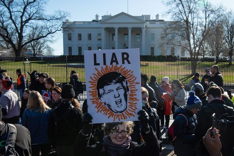 Serikat pekerja menggelar unjuk rasa di depan Gedung Putih, Washington DC, pada Kamis (10/1/2019), menuntut pemerintah segera mengakhiri shutdown.