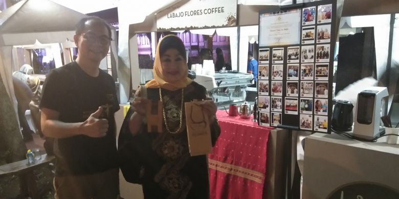 Pengusaha Dewi Motik Pramono saat berkunjung ke Stand La Bajo Flores Coffee dan berpose bersama Co Founder La Bajo Flores Coffee, Werry Sutanto, dalam Festival Kopi Kompas yang digelar Harian Kompas di Bentara Budaya Jakarta, Kamis (19/7/2018).