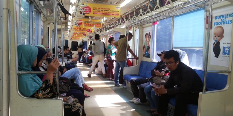 Suasana di dalam KRL commuter line relasi Bekasi-Jakarta Kota PP yang dialihkan rutenya melalui jalur Stasiun Pasar Senen, Senin (3/4/2017)