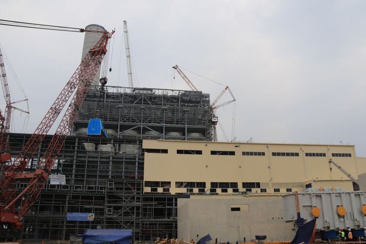 Sebuah crane mengangkat generator unit 1 pada bangunan gedung pembangkit di proyek PLTU Jawa Tengah 2 x 1000 MW