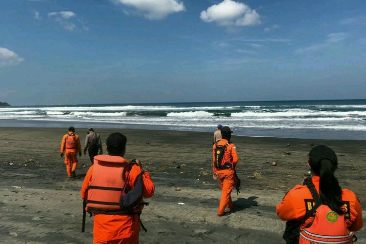 Anggota Basarnas Kantor SAR Bandung menyusuri pantai melakukan pencarian korban, Minggu (19/5/2019).
