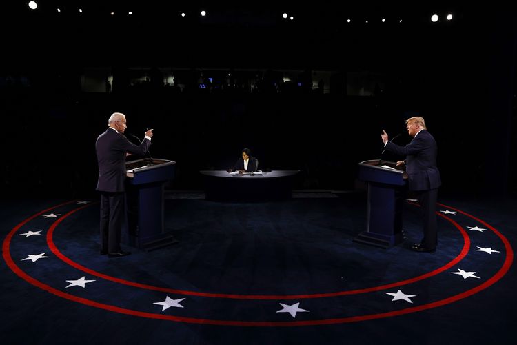 Presiden Amerika Serikat Donald Trump (kanan) dan calon presiden Joe Biden berhadapan di final debat Capres AS, yang digelar di Belmont University, Nashville, Tennessee, Kamis (22/10/2020). Debat ini dimoderatori oleh Kristen Welker dari NBC News.