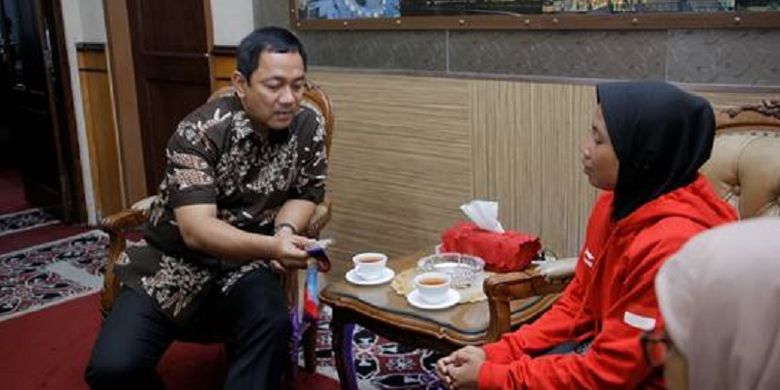 Wali kota Semarang Hendrar Prihadi memberikan bonus berupa uang pembinaan sebesar Rp 50 juta kepada atlet Asian Para Games asal Semaranng, Dian Krisnaningsih di Ruangan VIP Wali Kota, Selasa (16/10/2018).