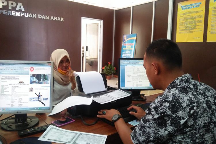 Rika Suryati (39) korban begal saat membuat laporan di Polresta Palembang, Kamis (17/1/2019). Dari kejadian tersebut, empat gigi Rika copot dan sepeda motornya dibawa kabur oleh pelaku.