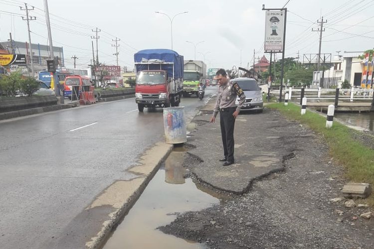 Kondisi jalan Pantai Utara di wilayah Genuk, Semarang, Kamis (11/4/2019)