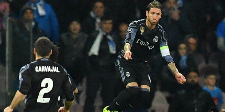 Gaya Sergio Ramos seusai mencetak gol bagi Real Madrid pada pertandingan Liga Champions kontra Napoli di Stadion San Paolo, Selasa (7/3/2017). 