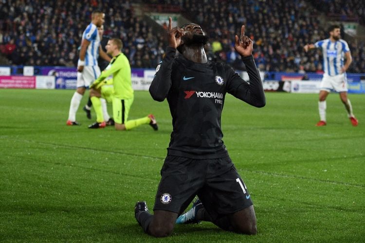 Gelandang Chelsea, Tiemoue Bakayoko, merayakan gol yang dia cetak ke gawang Huddersfield Town dalam laga Liga Inggris di Stadion John Smiths, Huddersfield, pada 12 Desember 2017.