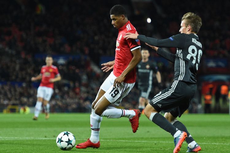 Gelandang CSKA Moskva, Konstantin Kuchayev, mengawal ketat penyerang Manchester United, Marcus Rashford, pada pertandingan Liga Champions di Old Trafford, Selasa (5/12/2017). 