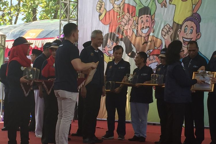 Gubernur Jawa Tengah Ganjar Pranowo bersama Menteri Kesehatan Nila Moeloek menghadiri kegiatan Bulan Eliminasi Kaki Gajah di Demak, Sabtu (7/10/2017)