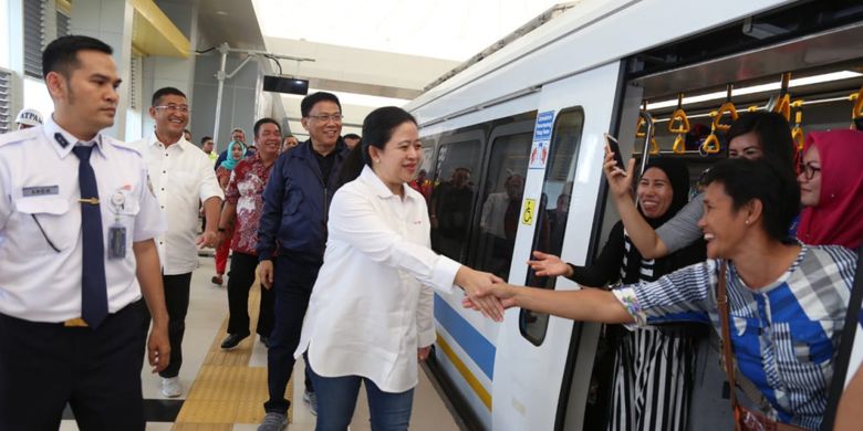 Menko PMK Puan Maharani saat mencoba light rail transit (LRT) di Palembang, Sabtu(11/8/2018). 