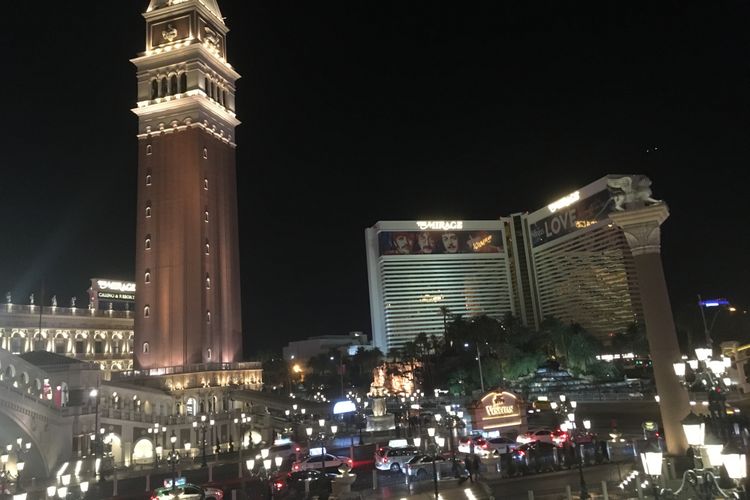 Pemandangan Las Vegas Blvd dari salah satu serambi sisi hotel The Venetian, Las Vegas, Nevada, Amerika Serikat. Gambar diambil pada Rabu (29/11/2017) malam waktu setempat.