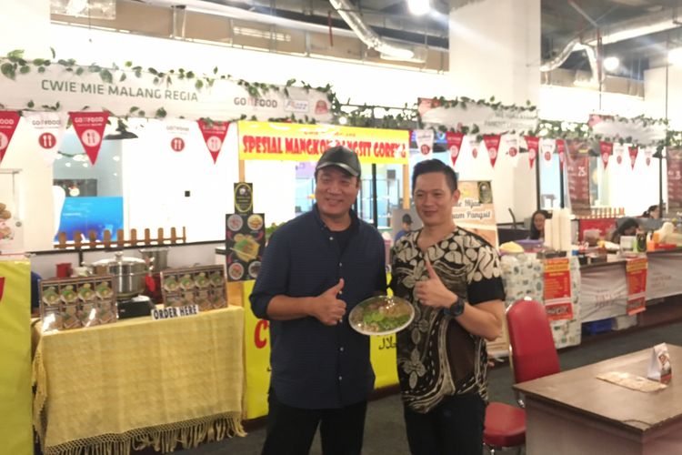 Food blogger Tirta Lie dan Asisten Manager Marcomm MOI, Benny dalam Tirta Lie Festival di Mall of Indonesia Jakarta, Jumat (8/12/2017). 