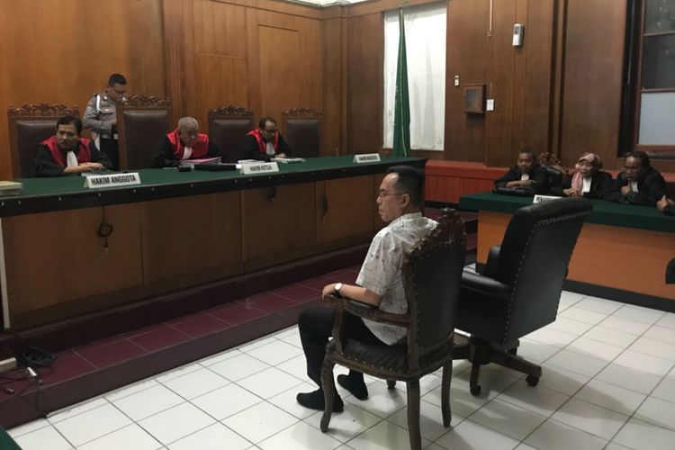 Henry J Gunawan, bos Pasar Turi Surabaya, menjalani sidang tuntutan di PN Surabaya. 