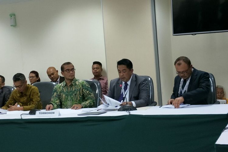 Kuasa hukum KPU RI, Ali Nurdin (dua dari kanan) dalam sidang adjudikasi di kantor Bawaslu RI, Jakarta, Selasa (27/2/2018).