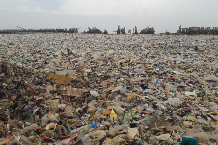 Lautan sampah di kawasan Muara Angke, Jakarta Utara