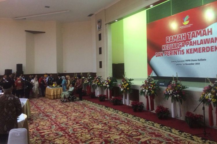 Wakil Presiden Jusuf Kalla memotong tumpeng dan menyerahkan bantuan kepada keluarga pahlawan nasional, perintis kemerdekaan, dan janda perintis Kemerdekaan di Gedung Konvensi TMP Kalibata, Jakarta Selatan, Sabtu (10/11/2018).