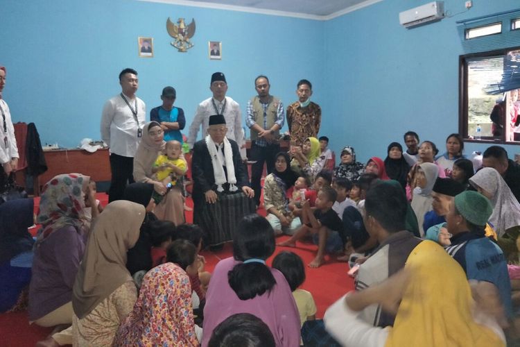 Calon wakil presiden nomor urut 01 Maruf Amin memberikan pesan-pesan kepada korban selamat tsunami Selat Sunda yang sedang mengungsi di Kantor Kelurahan Sukasari, Selasa (25/12/2018). 