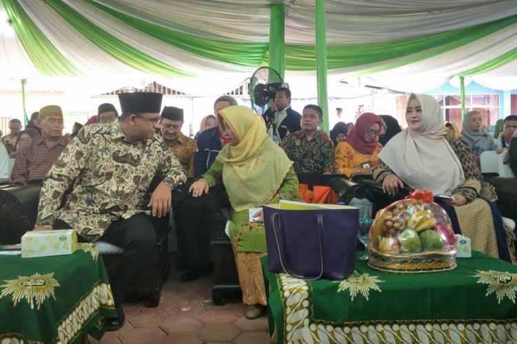 Gubernur DKI Jakarta, Anies Baswedan saat meresmikan klinik Fakhira Aisyiyah yang terletak di Jalan Kavling DKI, Jagakarsa, Jakarta Selatan, Sabtu (25/11/2017).
