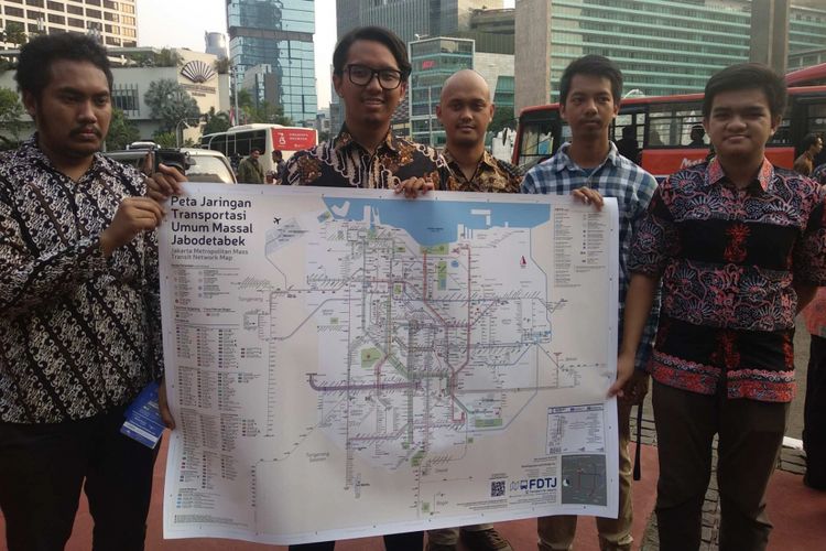 Forum Diskusi Transportasi Jakarta (FDTJ) membagikan 20.000 buklet peta panduan gratis bagi masyarakat sejak Kamis (16/8/2018). 