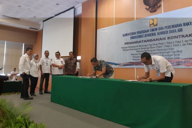 Penandatanganan kontrak kerja sama pembangunan tiga bendungan di Kantor Kementerian PUPR, Selasa (16/10/2018).